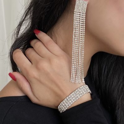 Комплект прикрас із сережок та браслета зі стразовим камінням білого кольору, святковий, вечірній, весільний.