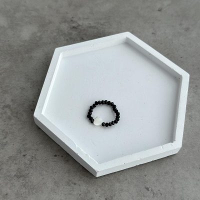 Кільце з чорних скляних намист і серце